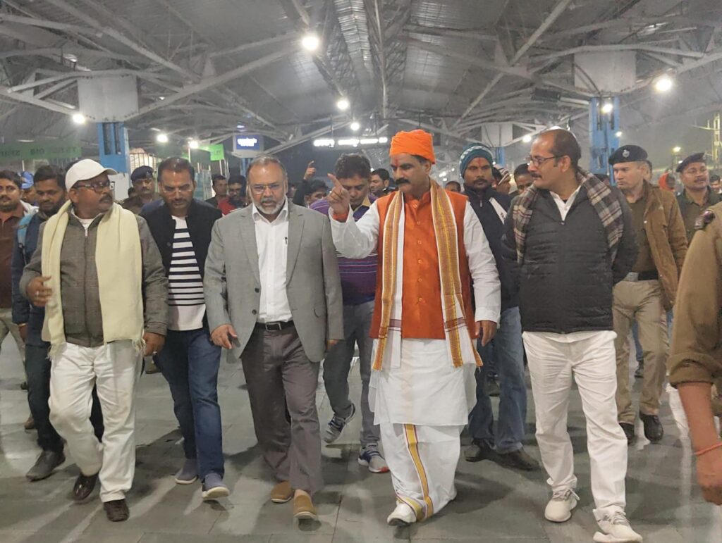 लहेरियासराय स्टेशन पर निर्माणाधीन लो कास्ट ओवरब्रिज का निर्माण कार्य जनवरी तक हर हाल में करें पूर्ण : सांसद।