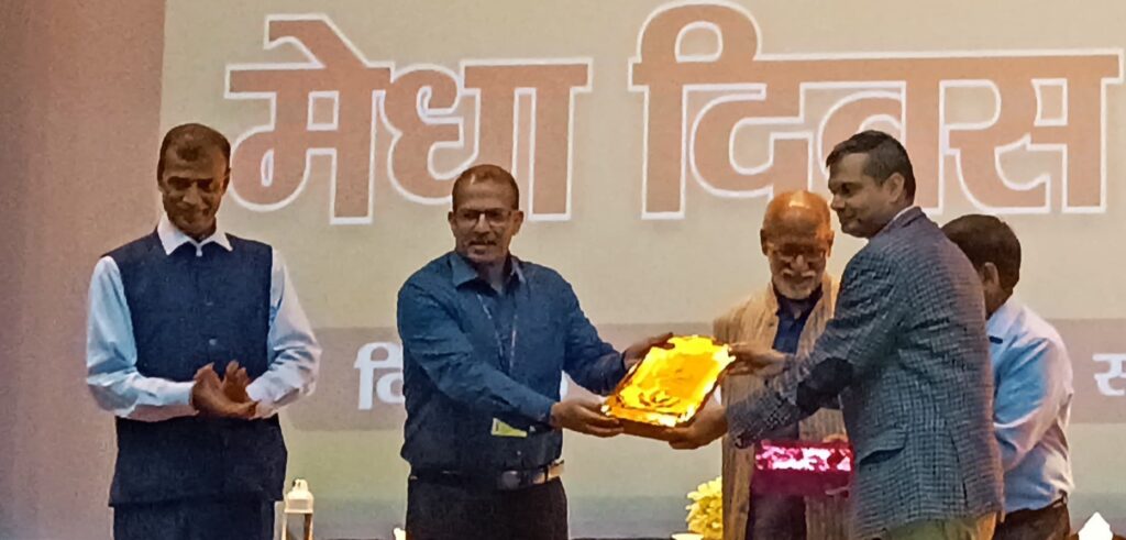 कदाचारमुक्त परीक्षा एवं सफल संचालन के लिए डीएम एवं डीईओ हुए सम्मानित।