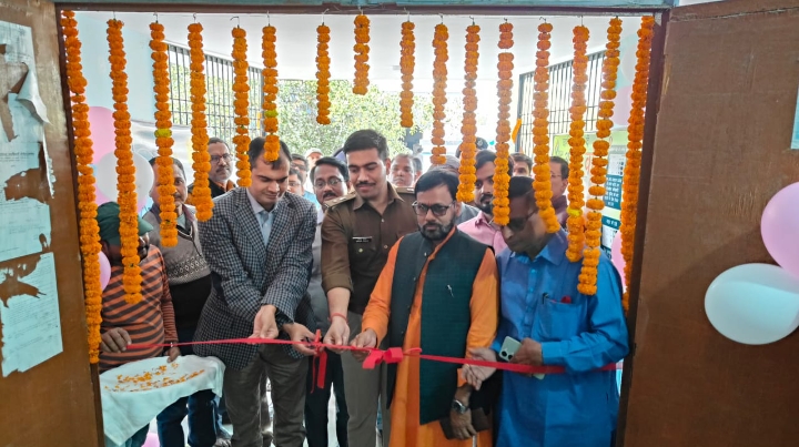 ईवीएम प्रदर्शन केंद्र का हुआ शुभारंभ, डीएम सहित अन्य ने डाला डमी मत