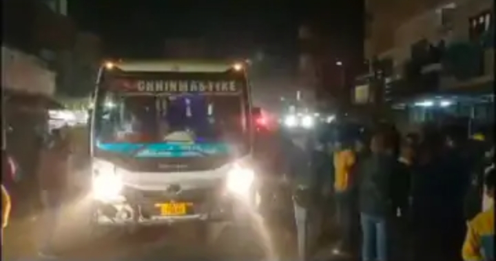 पॉलिटेक्निक कॉलेज के छात्रों ने बस के साथ की तोड़ फोड़ एवं बारातियों को भी पीटा।