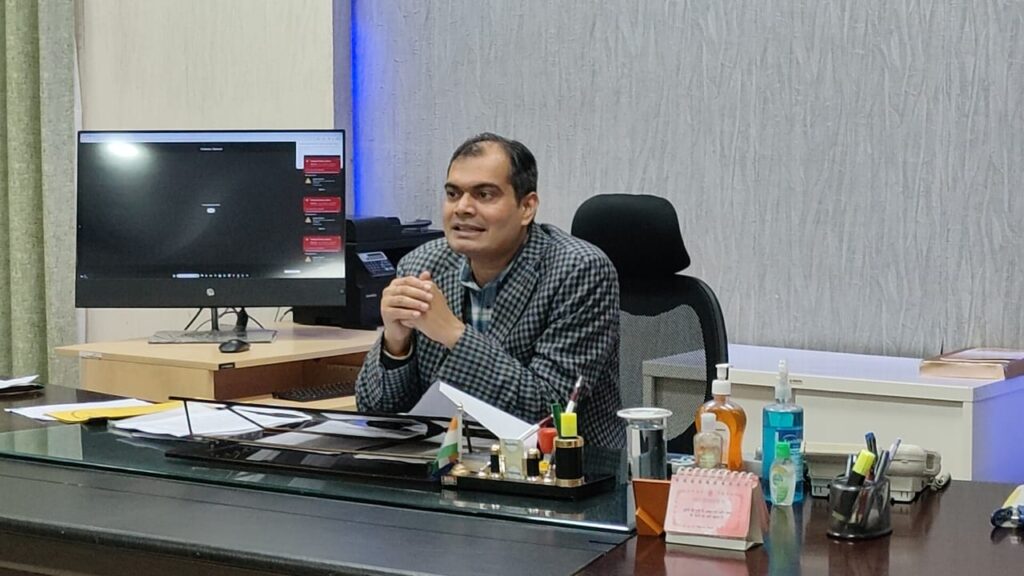 आगामी लोक सभा चुनाव की तैयारी को लेकर डीएम सह निर्वाचन पदाधिकारी दरभंगा ने अधिकारियों के साथ किया बैठक