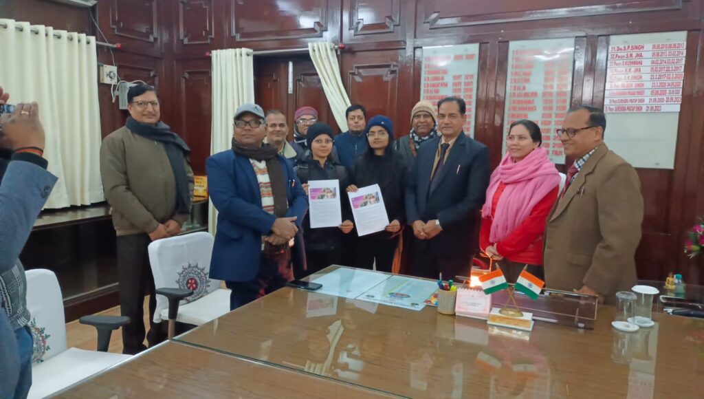 कुलपति के द्वारा डब्ल्यूआईटी की छात्राओं को वितरित किया गया रोजगार पत्र।