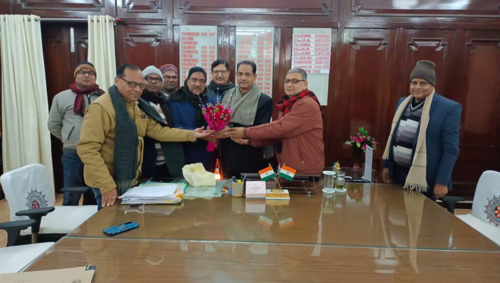 भौतिकी विभाग के नवनियुक्त विभागाध्यक्ष ने कुलपति और कुलसचिव से की शिष्टाचार भेंट।
