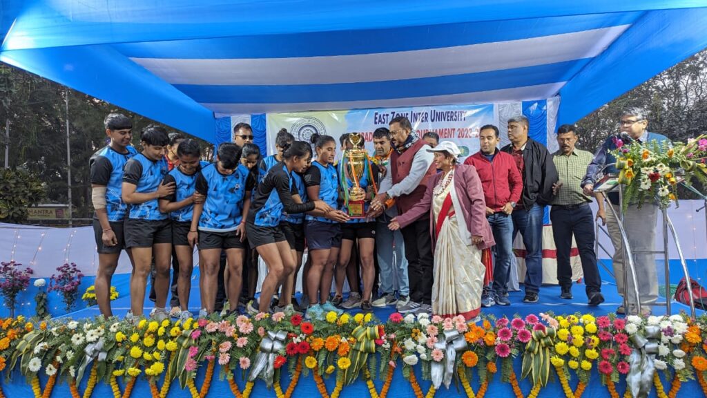 पूर्वी क्षेत्र अंतर विश्वविद्यालय महिला कबड्डी प्रतियोगिता में एलएनएमयू बना चैंपियन।