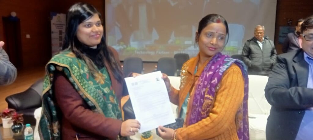 दरभंगा जिला के चयनित शिक्षकों के बीच नियुक्ति पत्र किया गया वितरण।