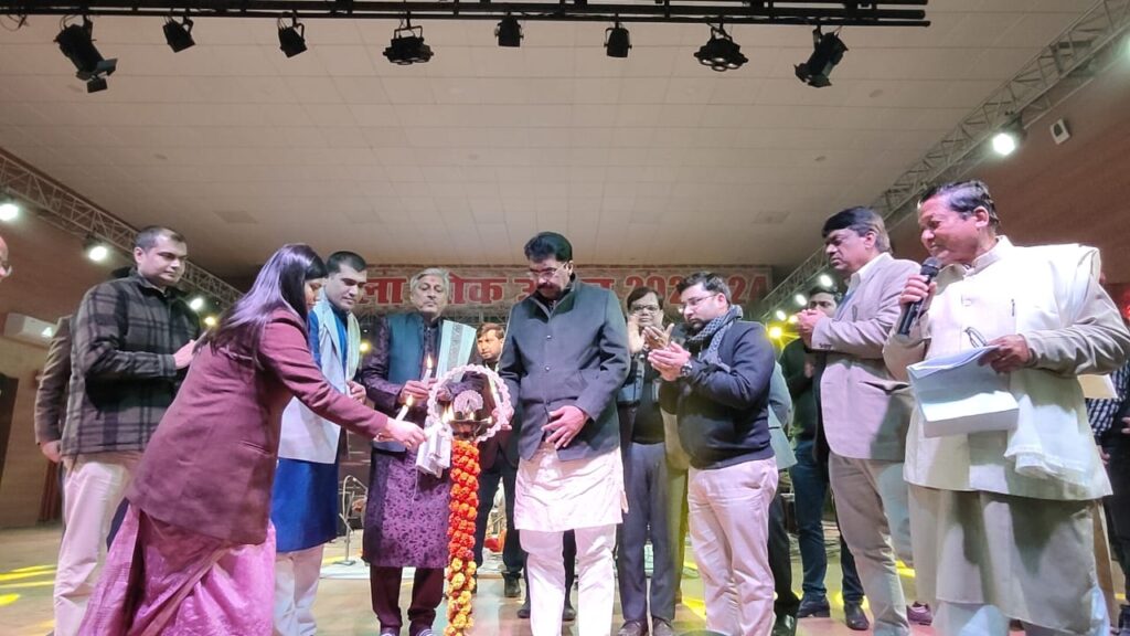दो दिवसीय मिथिला लोक उत्सव का विधायक, डीएम व पद्मश्री रामकुमार मल्लिक ने संयुक्त रूप से दीप प्रज्वलित कर किया उदघाटन।