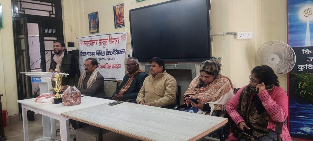 युवा महोत्सव में स्नातकोत्तर विभाग की टीम के लिटरेरी इवेंट में ओवरऑल चैंपियन बनने पर प्रतिभागियों का किया गया सम्मान।
