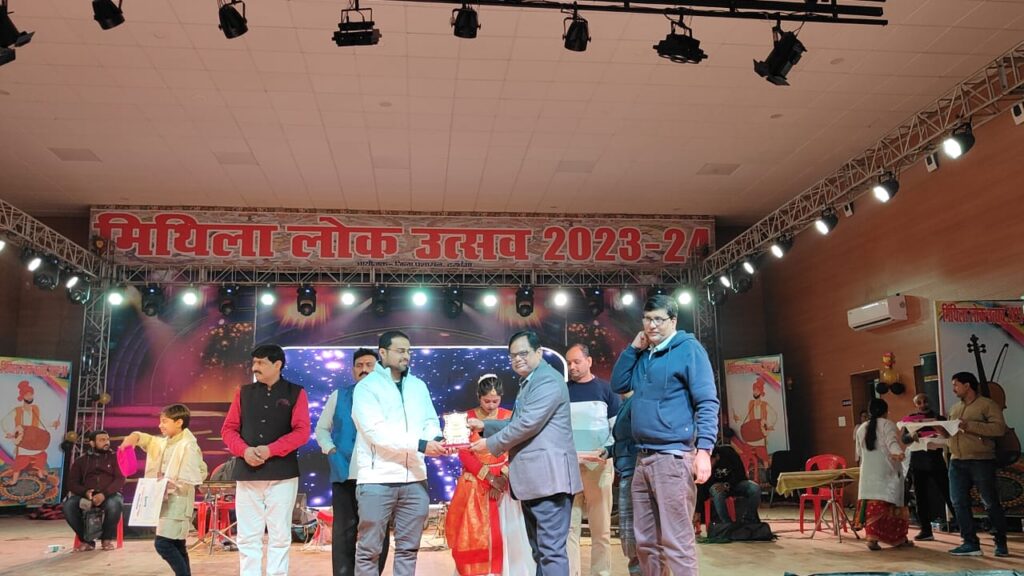 बेहतरीन प्रस्तुति के लिए मिथिला ग्राम मंच के कलाकार को किया गया सम्मानित।