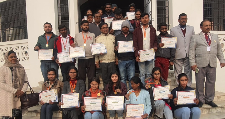 राष्ट्रीय युवा दिवस के अवसर पर आयोजित प्रतियोगिता में शामिल प्रतिभागियों को किया गया पुरस्कृत।