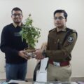 सामाजिक कार्यकर्ता प्रकाश कुमार सिटी एसपी दरभंगा को पौधा भेंट कर बधाई व शुभकामना दिया।