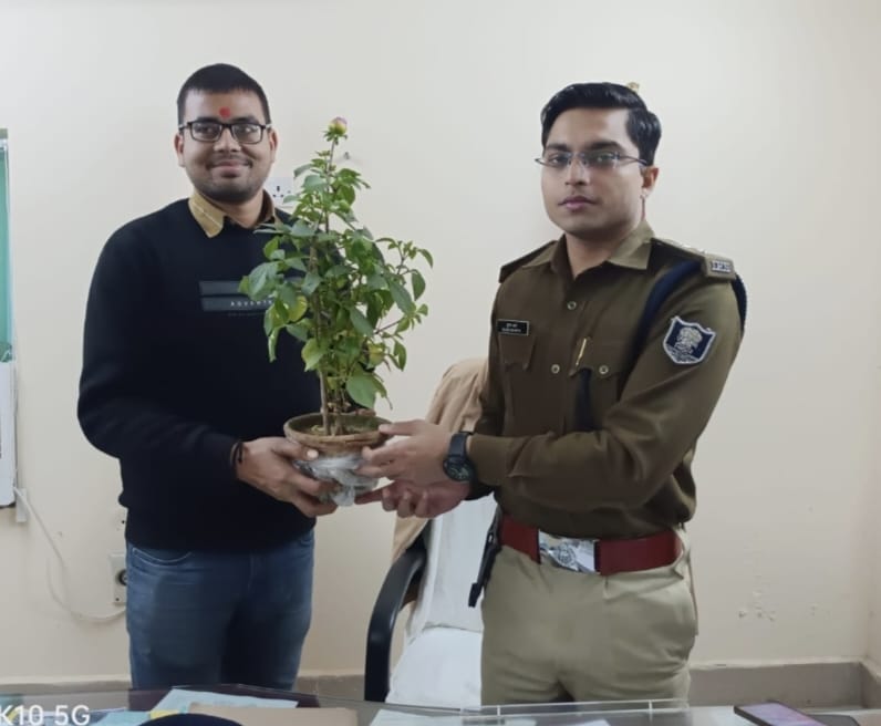 सामाजिक कार्यकर्ता प्रकाश कुमार सिटी एसपी दरभंगा को पौधा भेंट कर बधाई व शुभकामना दिया।