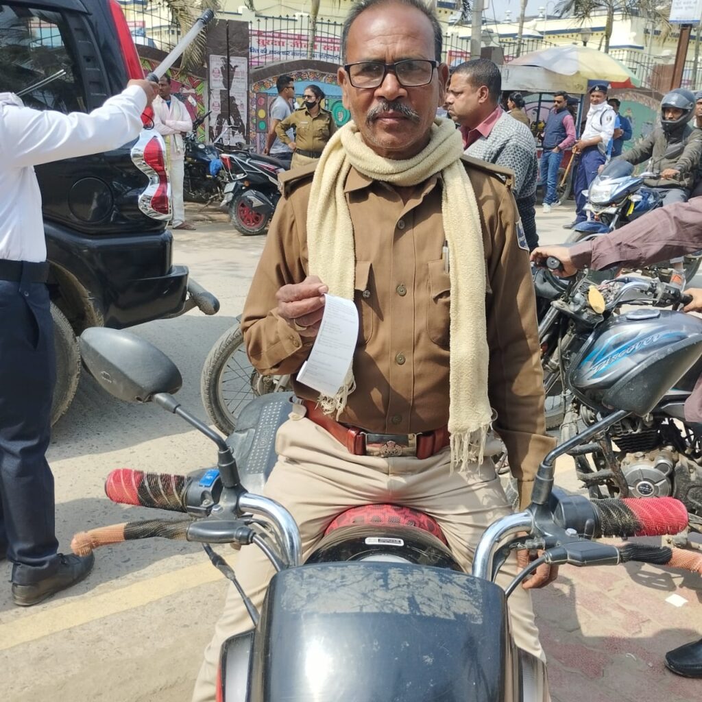 यातायात नियम का उल्लंघन करने वाले 121 वाहन चालको से 1 लाख 8 हजार रूपया जुर्माना वसूल।
