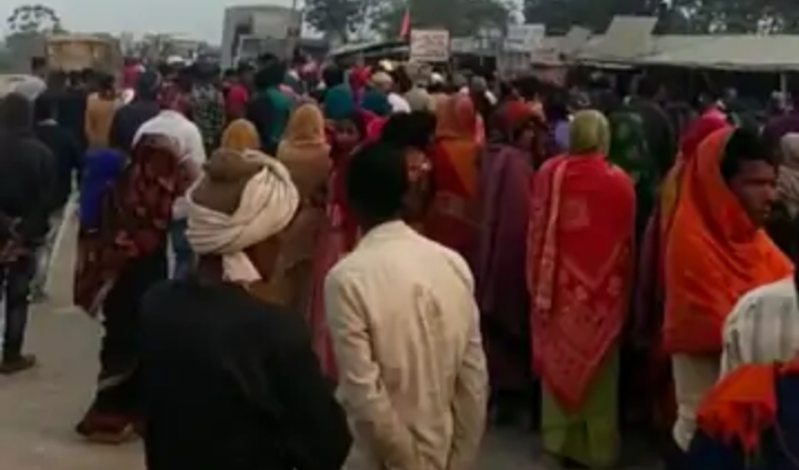 हाई वोल्टेज तार के संपर्क में आने से युवक की मौत, आक्रोशित लोगों ने किया सड़क जाम।
