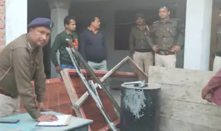 तिहड़े हत्याकांड के आरोपी के घर पुलिस ने किया कुर्की जब्ती।