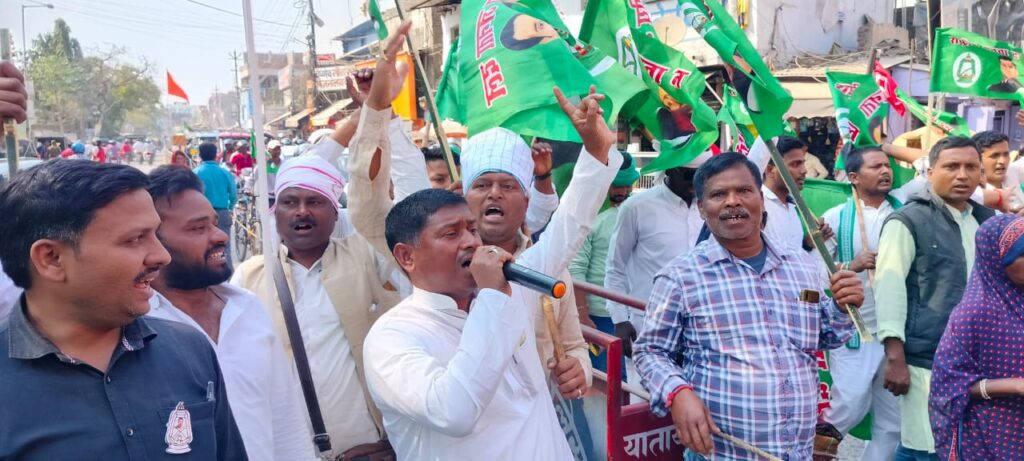 भाजपा हटाओ-दरभंगा एम्स बनाओ के नारे साथ महागठबंधन ने दिया धरना।