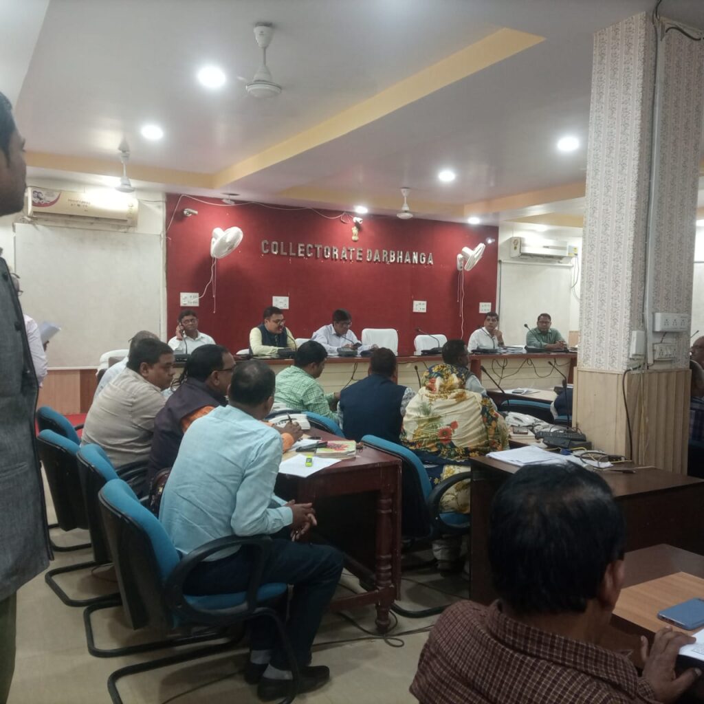 तृतीय अध्यापक नियुक्ति प्रतियोगिता परीक्षा को लेकर एडीएम ने की ब्रीफिंग।