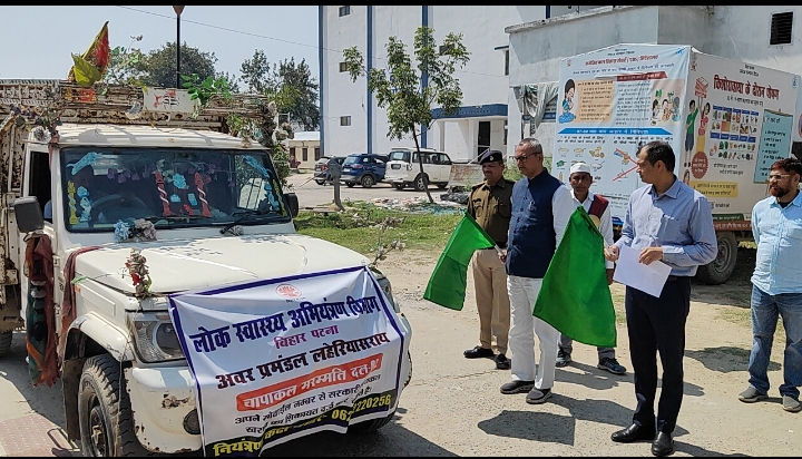 चापाकल मरम्मत्ति दल को जिलाधिकारी ने हरी झंडी दिखाकर किया रवाना।