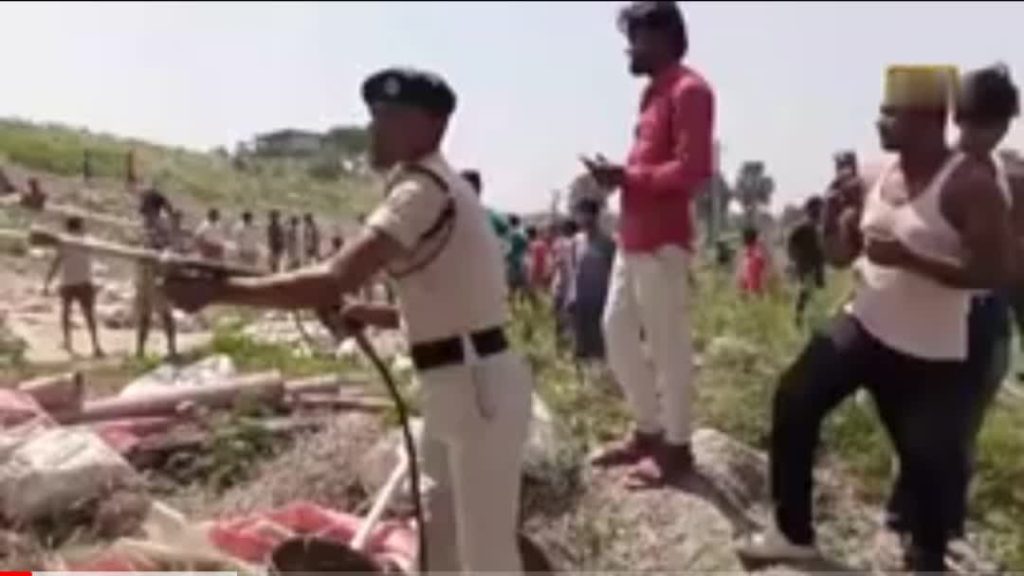 मुर्गा फार्म में आग लगने से लाखों के मुर्गे की जलने से मौत।