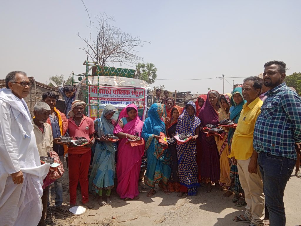 सिरूआ अग्निकांड के पीड़ित परिवारों की निजी स्कूल संचालक मनीष सिंह ने ली खोज खबर, बांटी राहत सामग्री