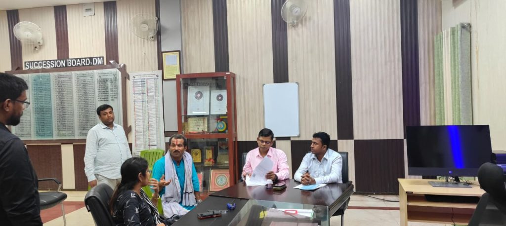 डीएम के जनता दरबार में परिवादियों के समस्या को समाधान हेतु अधिकारियों को डीएम ने  दिया निर्देश