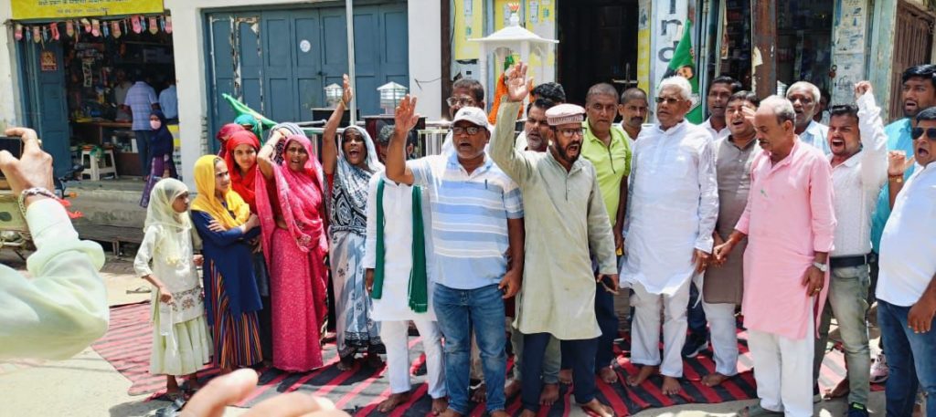 राष्ट्रपिता महात्मा गांधी के प्रतिमा पर मार्बल स्ट्रक्चर के ऊपर भाजपा का चुनाव चिन्ह के विरोध में राजद का धरना हुआ आयोजित।