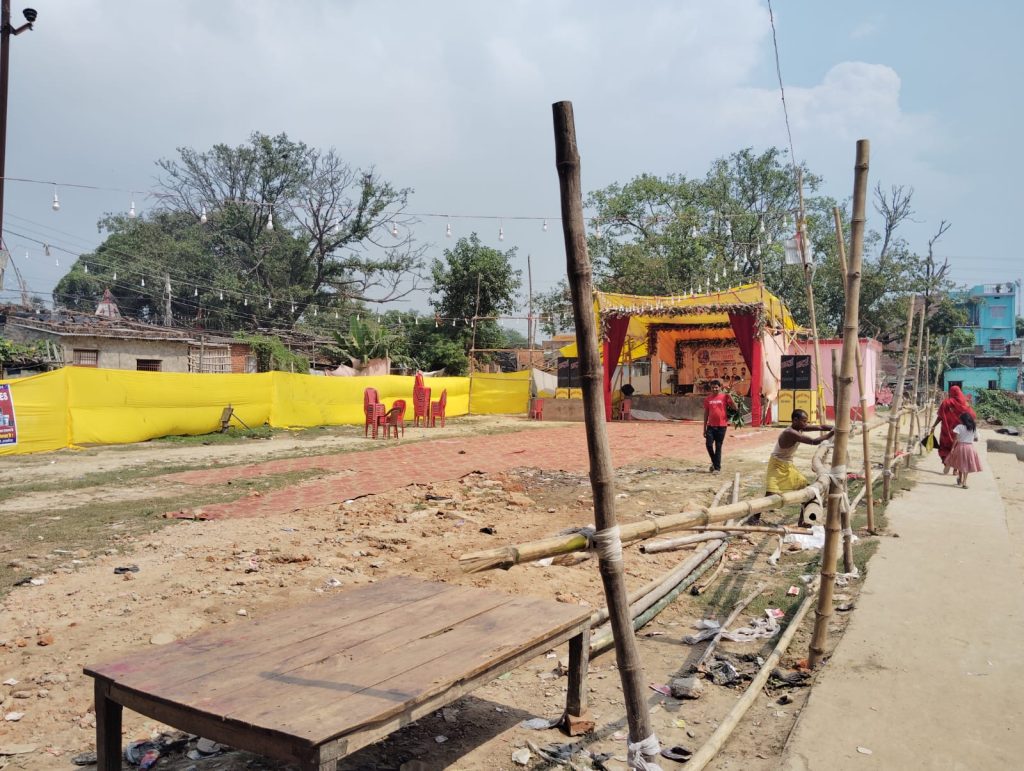 दोनार बस पड़ाव स्थानांतरण को लेकर स्थानीय लोगों ने किया विरोध, दरभंगा डीएम को सौंपा ज्ञापन