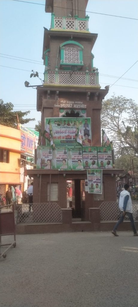 चाहने वालों ने किया गांधी प्रतिमा का मान मर्दन, निष्ठुर हैं अपने नेता की आस्था पर
