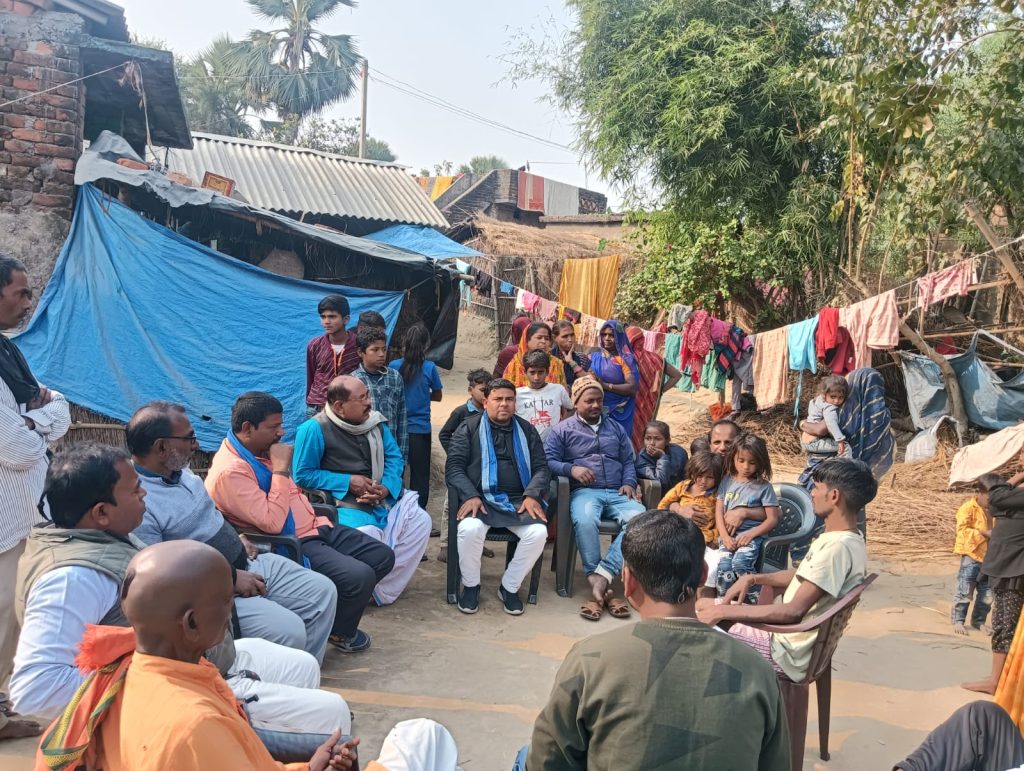 पीड़ित परिवार को दलित चेतना मंच ने दी डेढ़ लाख रुपए, बच्चों की पढ़ाई की व्यवस्था का वादा