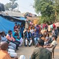 पीड़ित परिवार को दलित चेतना मंच ने दी डेढ़ लाख रुपए, बच्चों की पढ़ाई की व्यवस्था का वादा
