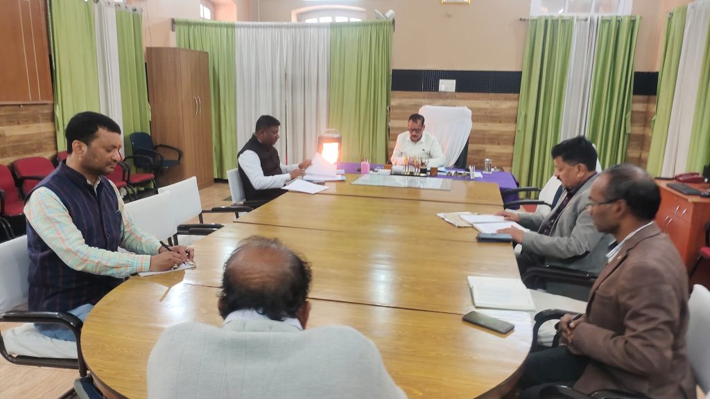 राष्ट्रीय लोक अदालत को लेकर न्यायाधीश सह अध्यक्ष, जिला विधिक सेवा प्राधिकार  विनोद कुमार तिवारी ने अधिकारियों के साथ किया बैठक।