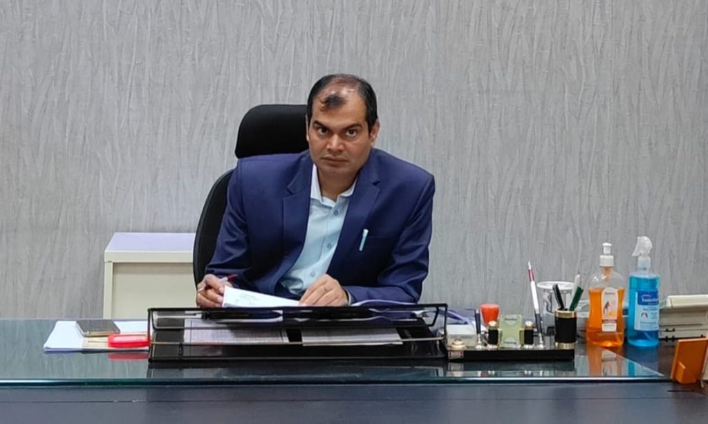 राजस्व मामलों की समीक्षा बैठक में टास्क मास्टर के अवतार में डीएम, कहा, लक्ष्य में कोताही बर्दाश्त नहीं