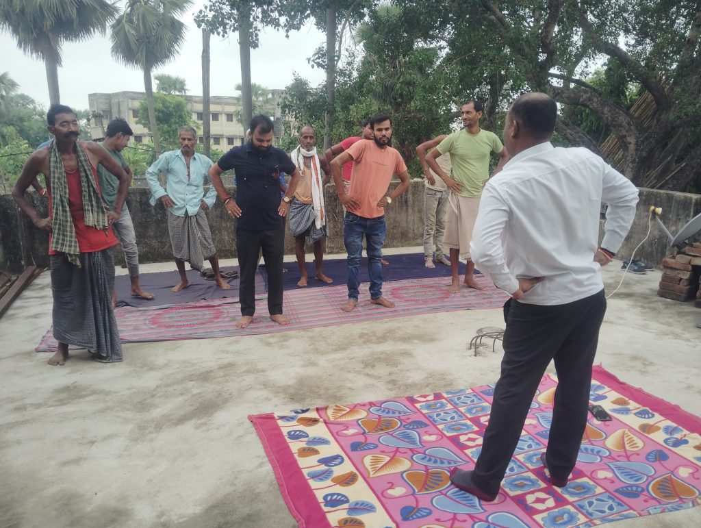 विश्व योग दिवस पर बापूधाम दूध डेयरी भच्छी के प्रांगण में योग  का हुआ आयोजन