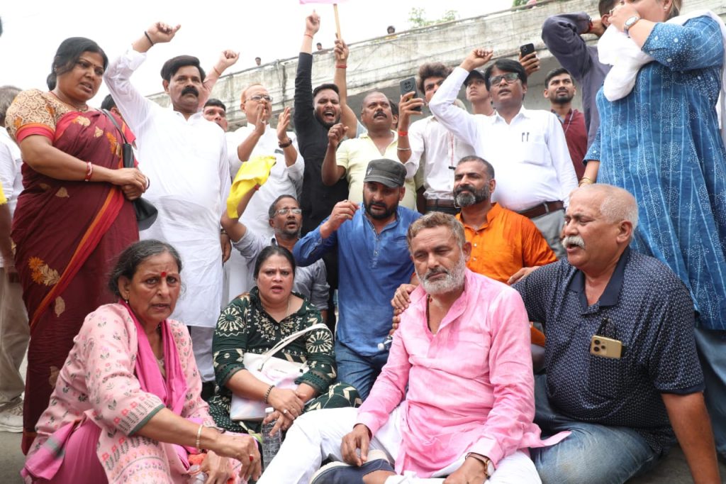 मुजफ्फरपुर रेप मामले में जन सुराज पार्टी ने स्वास्थ्य मंत्री मंगल पांडेय के सरकारी आवास का किया घेराव, इस्तीफे की मांग ।