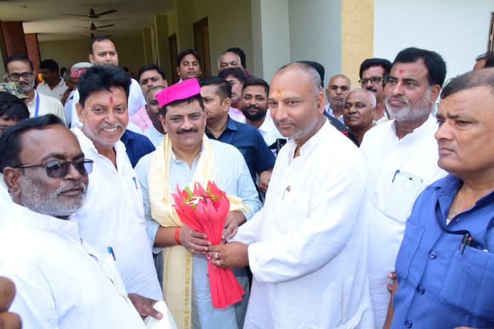 उपर नीतीश नीचे नीतीश अलीनगर मांगे सिर्फ नीतीश