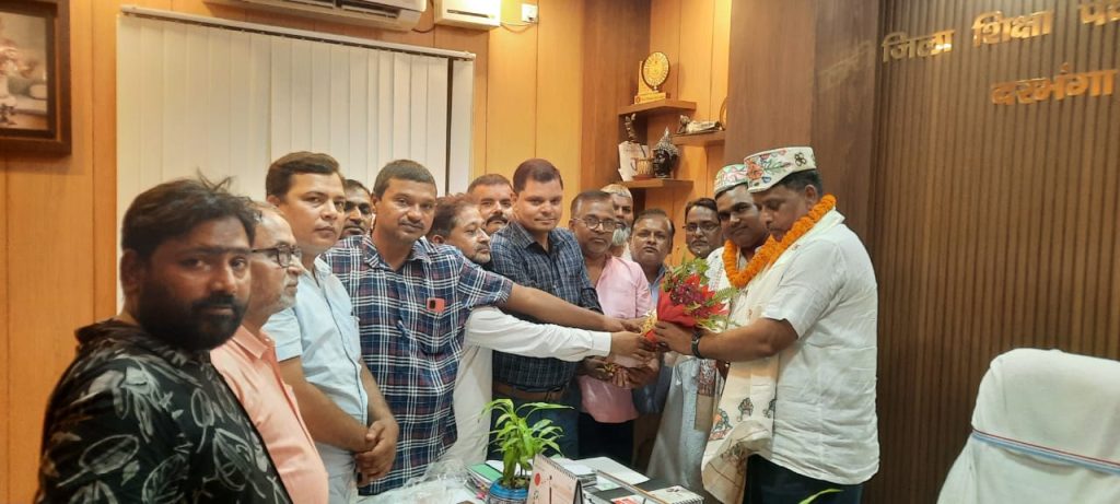 शिक्षकों ने किया नए डीईओ का स्वागत, समस्याओं से कराया अवगत