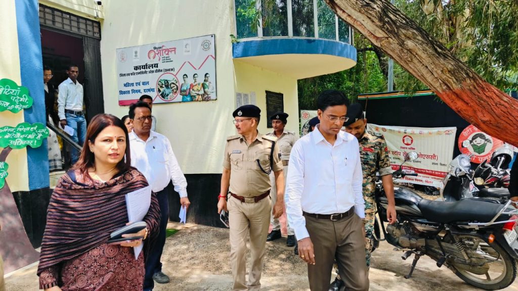 जरूरतमंद महिलाओं का विश्वास जीतने मिशन शक्ति की सेवाओं को मजबूत बनाएं – डीएम