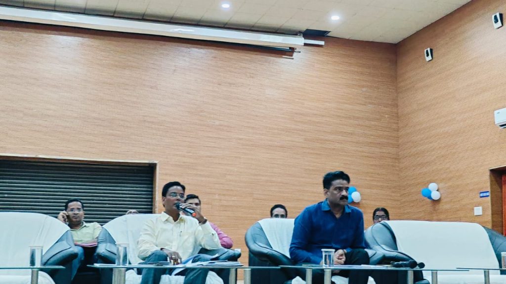 विशेष गहन पुनरीक्षण कार्यक्रम के अंतर्गत बीएलओ के साथ जिला निर्वाचन पदाधिकारी दरभंगा ने किया बैठक।