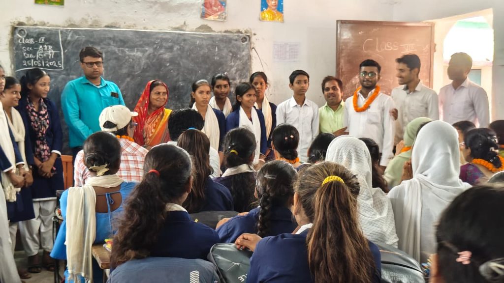 मुखिया के द्वारा शिक्षकों को किया गया सम्मानित ।