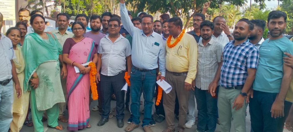 रंग लाया अनुसचिवीय कर्मचारियों का संघर्ष, हड़ताल के 27 वें दिन सरकार ने पुचकारा, मानी कई मांगें